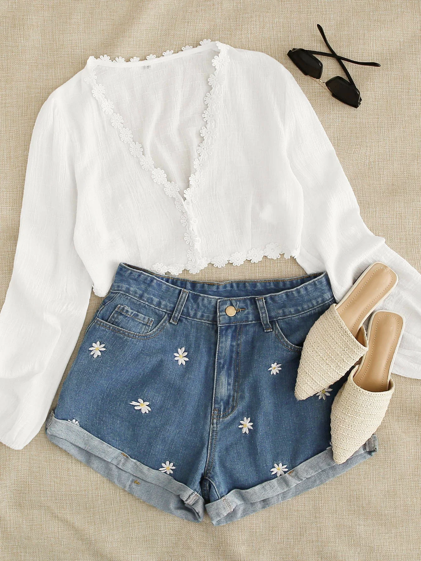 

Daisy Embroidery Turn Up Hem Denim Shorts