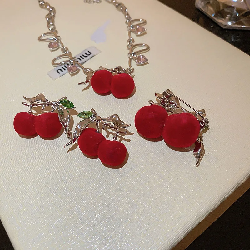 

Minar Romantic Red Color Velvet Cherry Pendant Necklaces for Women Sparkly Rhinestones Simulation Fruit Chokers Necklace Jewelry