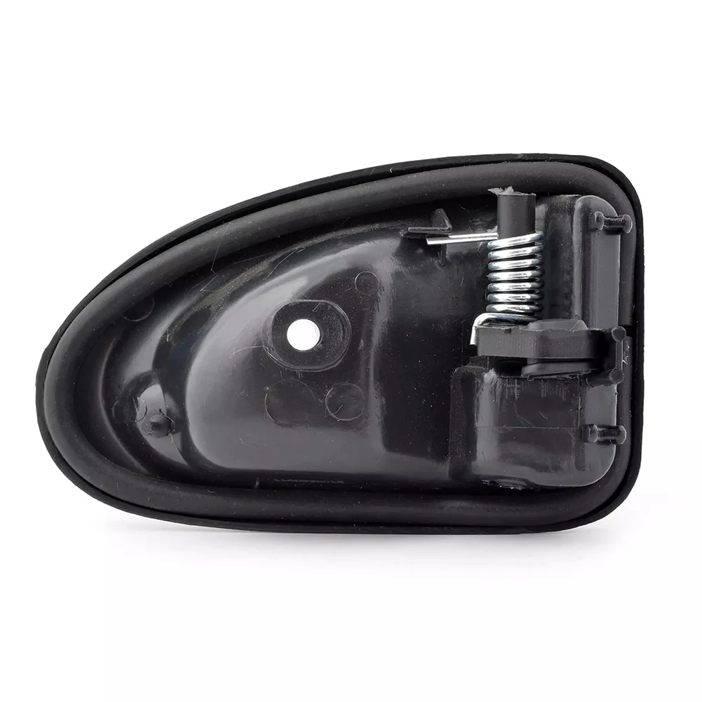 Замена салона автомобиля. Ручка внутренней двери серого цвета. Длительная