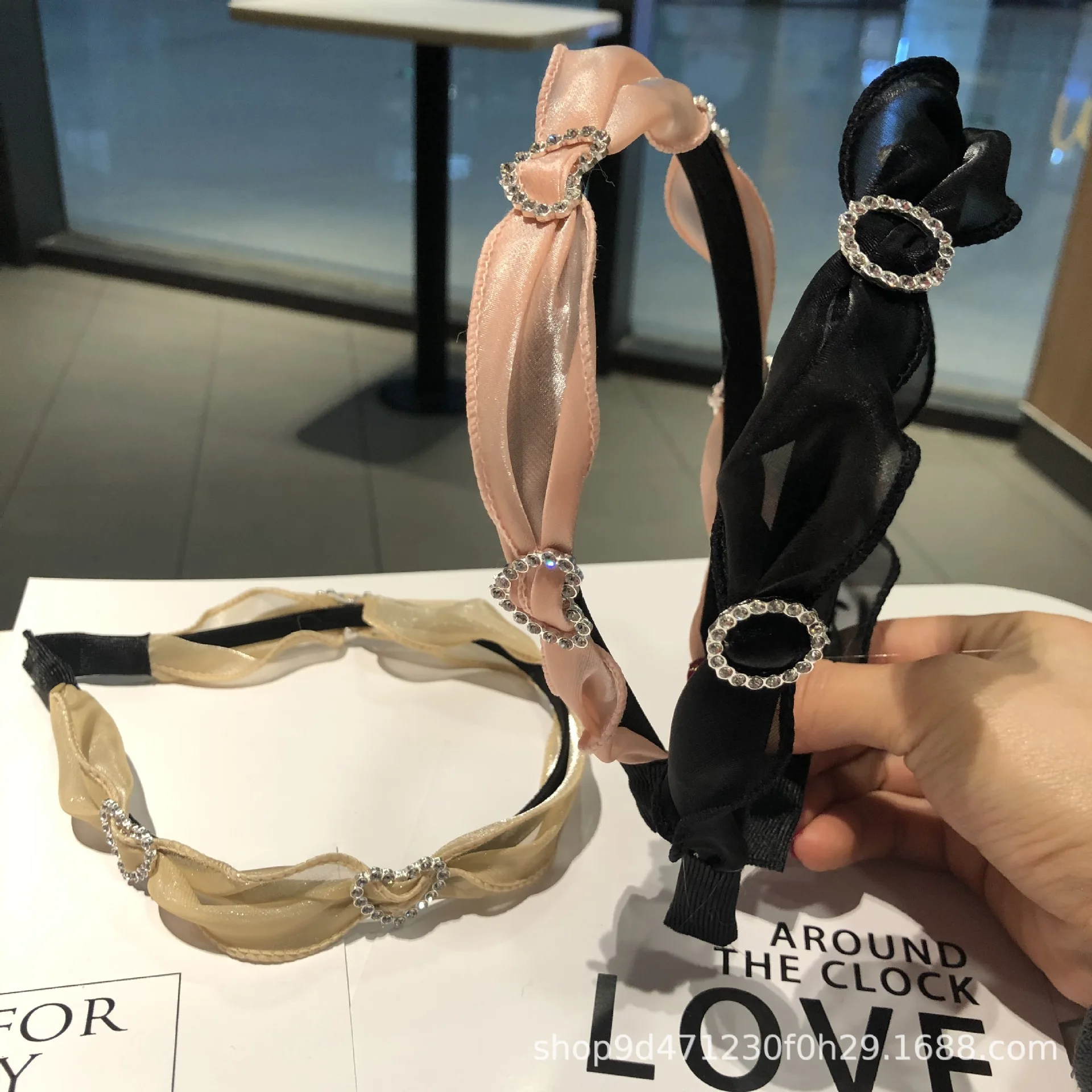 

Rhinestone Hairband, Fairy Organ, Ruffles, Hair Carson, Showing Face, Small Headband Pressing