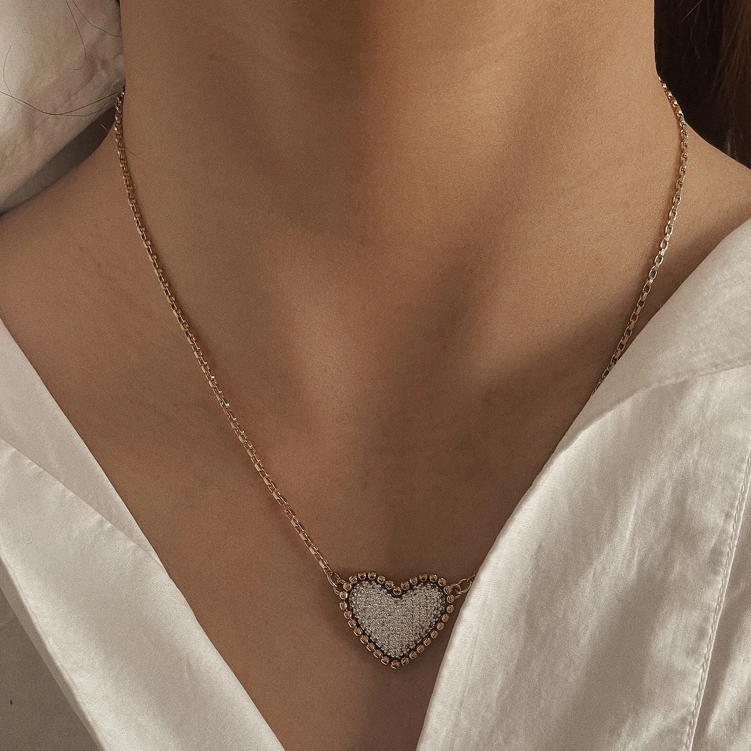 

Персиковое ожерелье в форме сердца с инкрустированным цирконом из простой серии для женщин