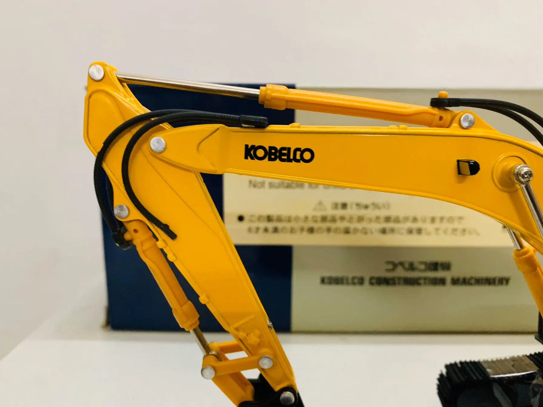 Kobelco Acera Mark 8 SK350 экскаватор желтого цвета масштаб 1/43 литые модели новинка в