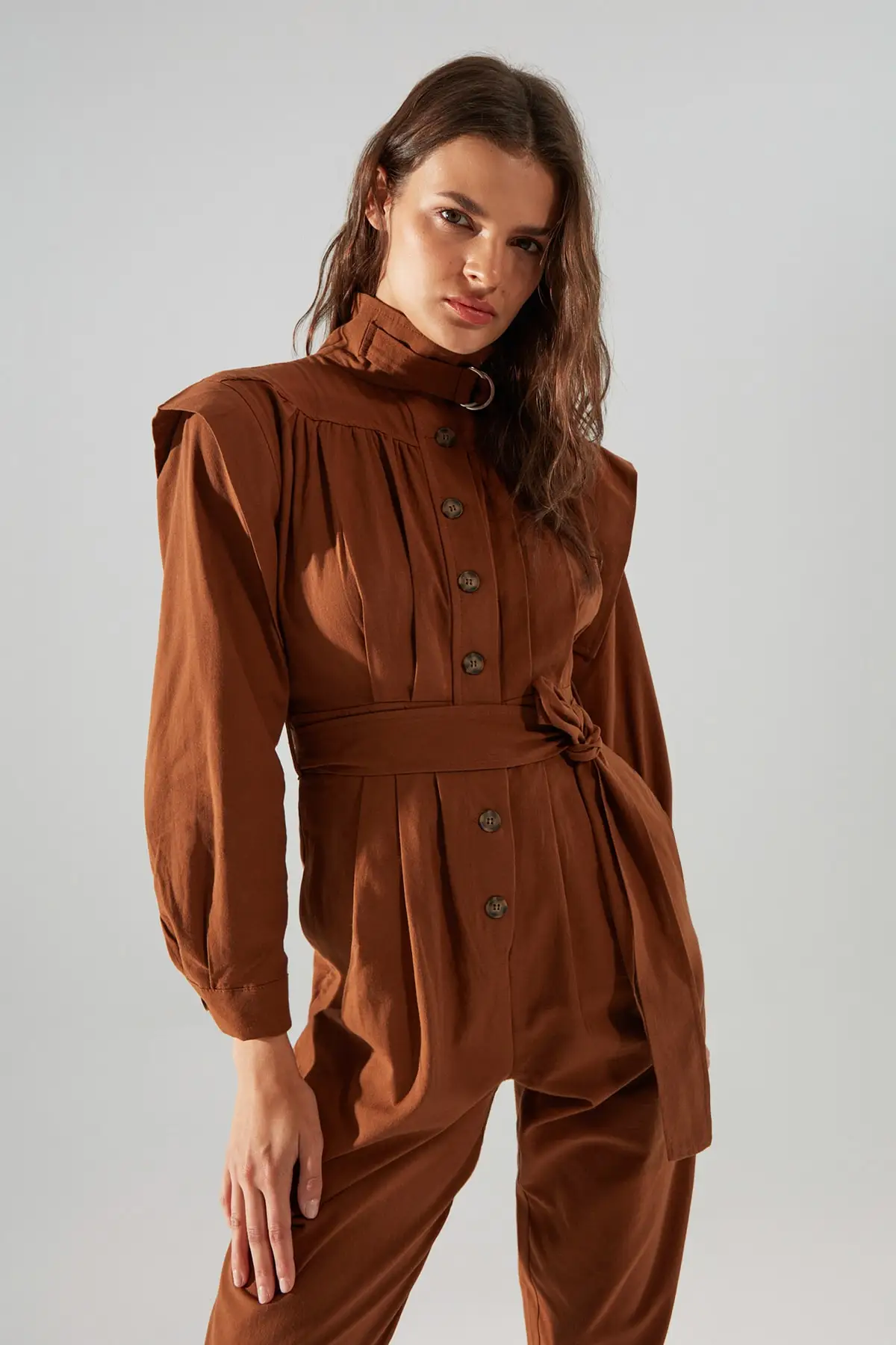 Коричневый комбинезон на пуговицах с поясом |