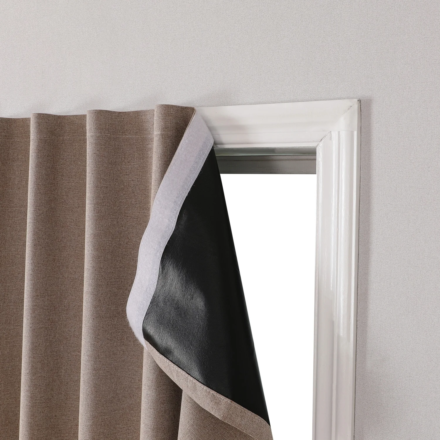 

Минималистичные плотные шторы из полиэстера