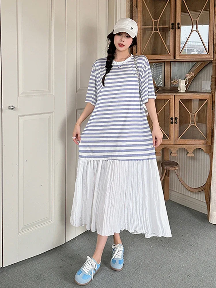 Женское длинное платье в полоску свободное белое составного кроя с коротким