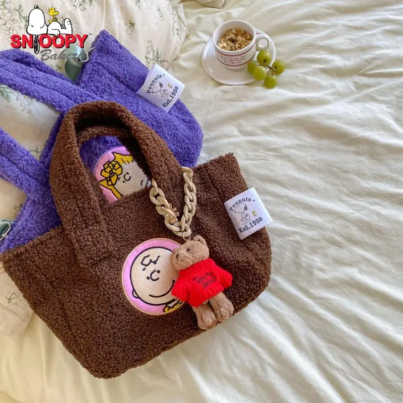 

Плюшевая сумка через плечо Snoopy, мультяшная портативная вместительная сумка аниме для девушек, дорожные милые аксессуары, модный Декор, пода...