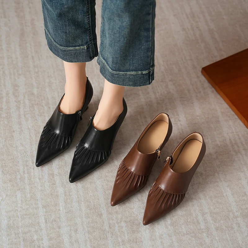 Женские туфли-лодочки из натуральной кожи с острым носком на танкетке и