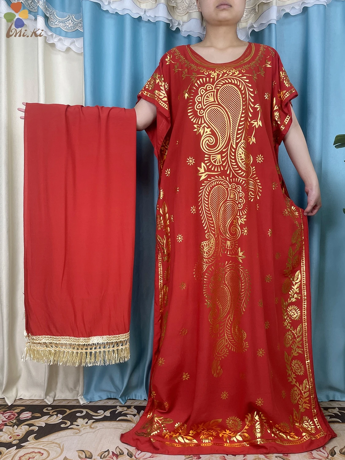 Женское длинное платье с золотым принтом