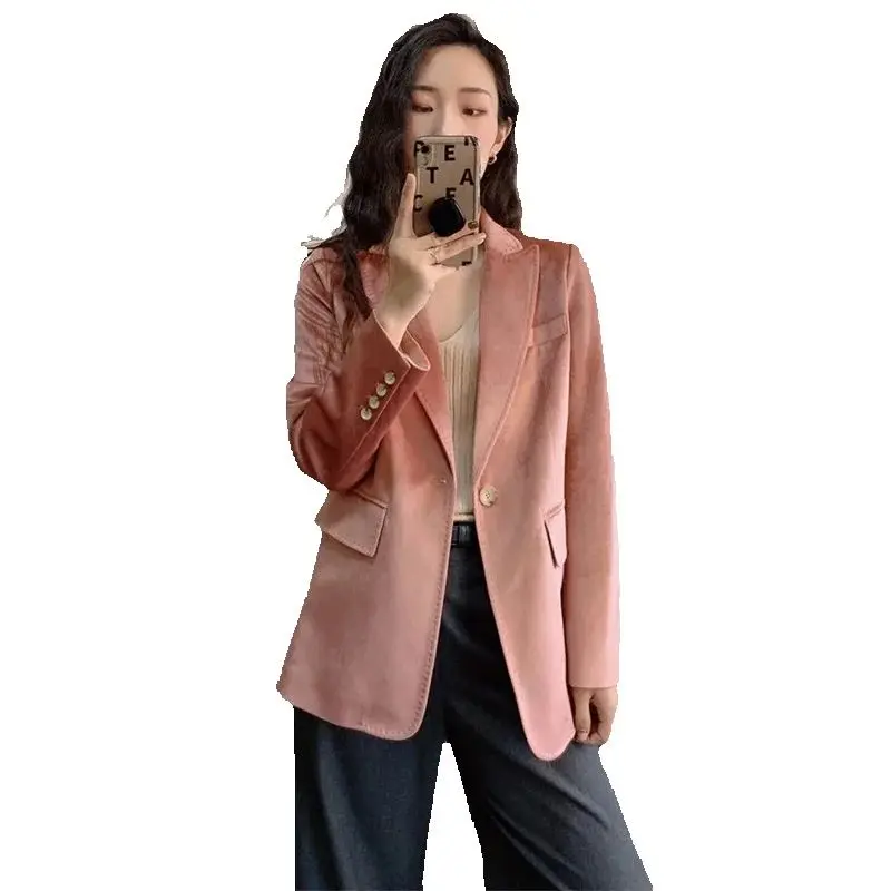 Женский вельветовый пиджак на одной пуговице розовый с длинными рукавами