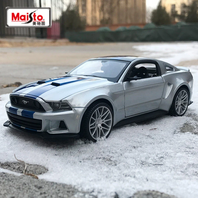 Спортивная модель гоночного автомобиля Maisto 1:24 Ford Mustang Street Racer из сплава