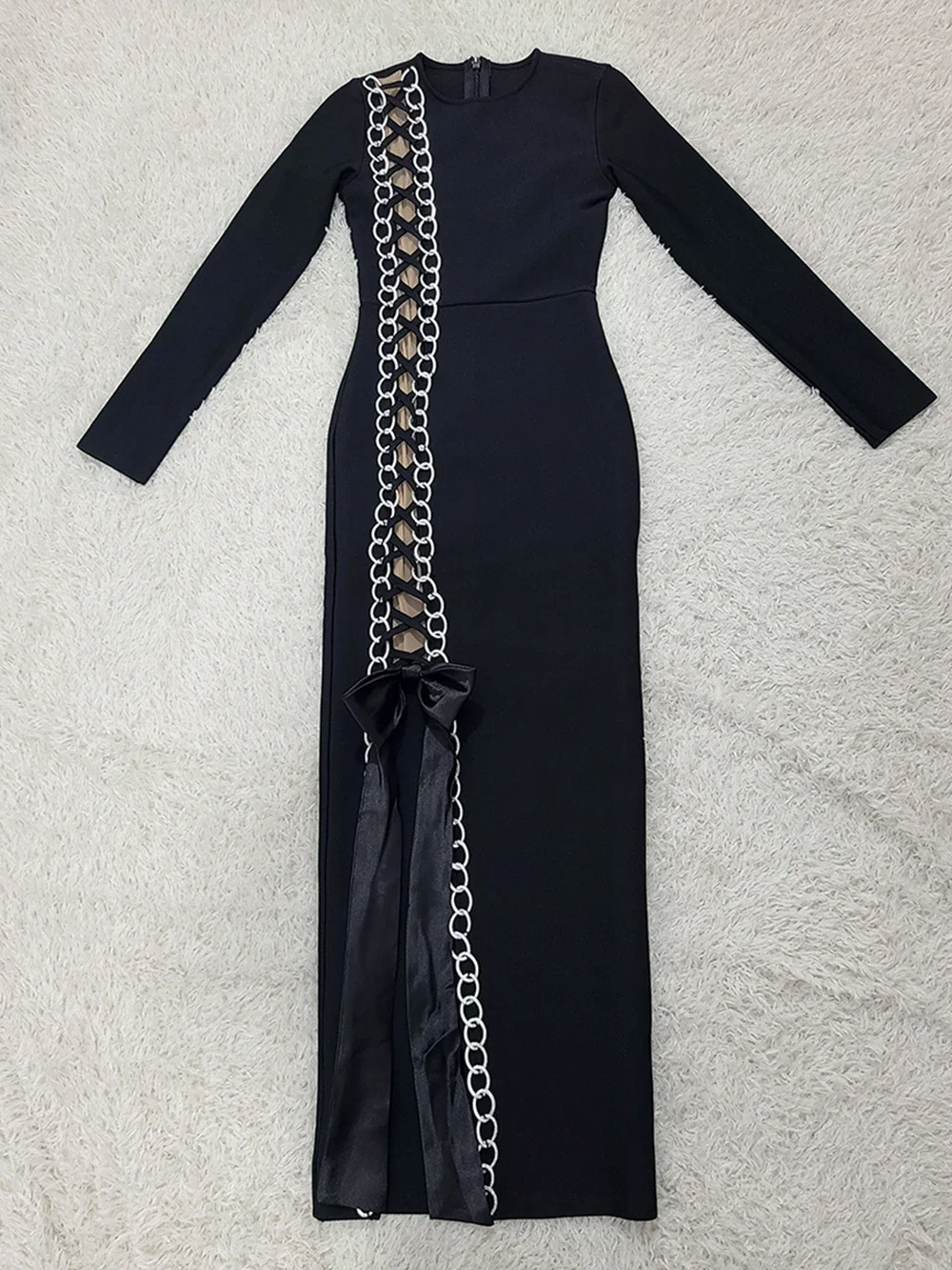 Сексуальное облегающее платье макси с металлической цепочкой и разрезом по