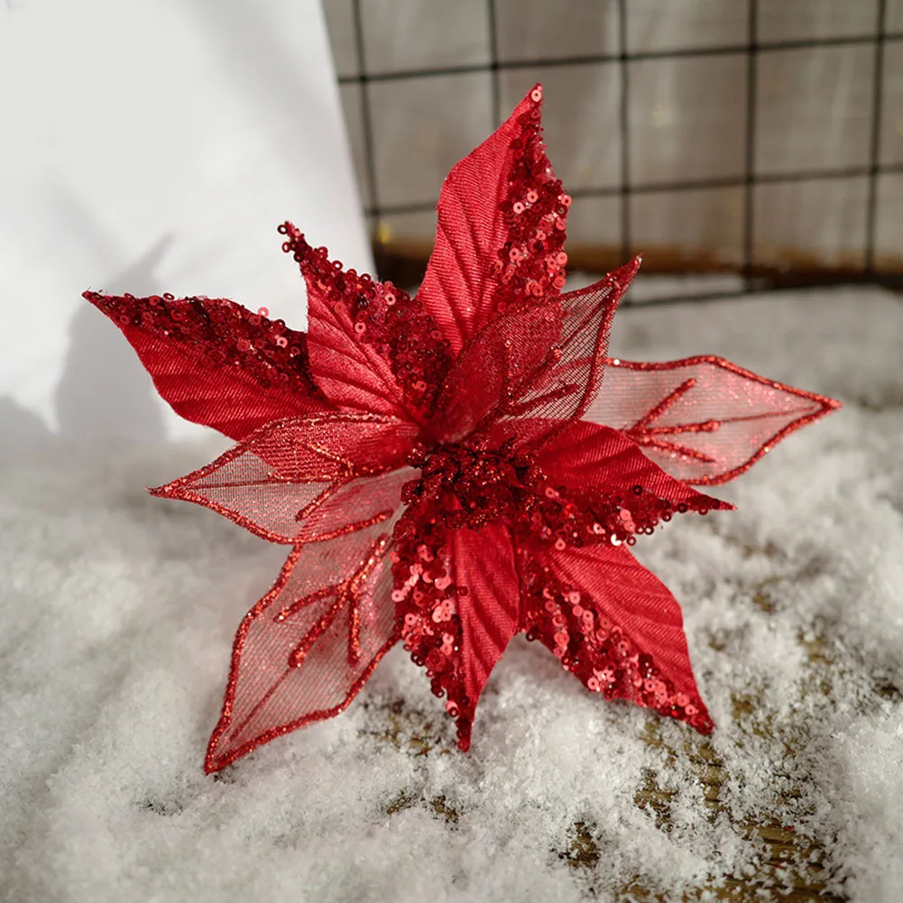 Праздничное и яркое рождественское украшение с блестящим цветком пуансеттии