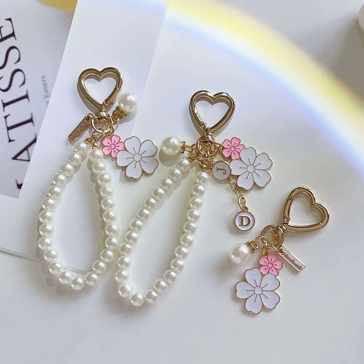 Элегантный брелок с двойным цветком милый белый жемчугом и буквами женская сумка