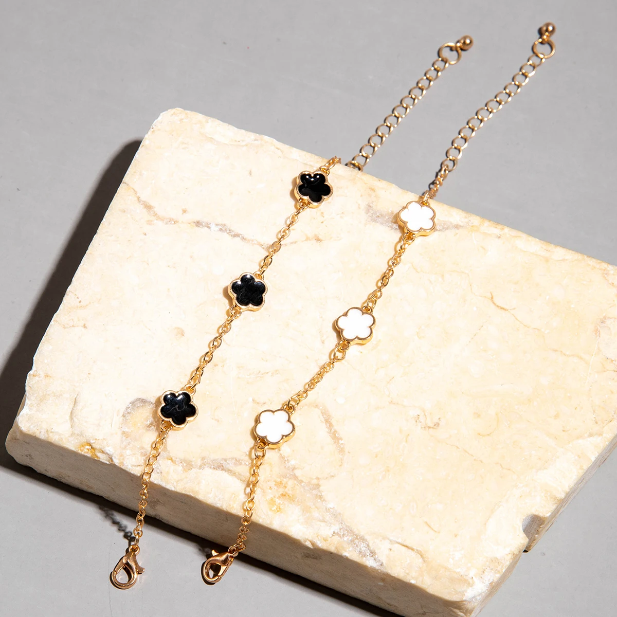 Docona 2024 новая мода черный белый цвет сливы браслеты с пятью листьями и цветами