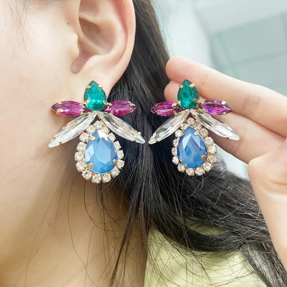 Новинка 2024 красочные серьги женские в форме цветка модный тренд