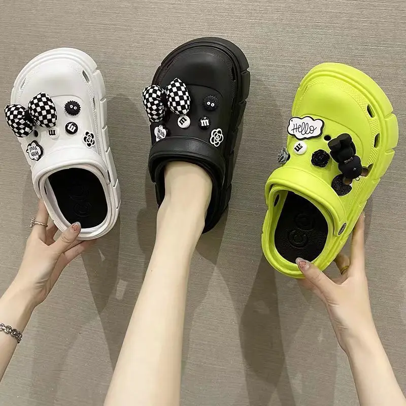 2023 New Fashion Charms Clogs Thick Sole Outdoor Women Slippers High Quality Summer Beach Sandals For Girls