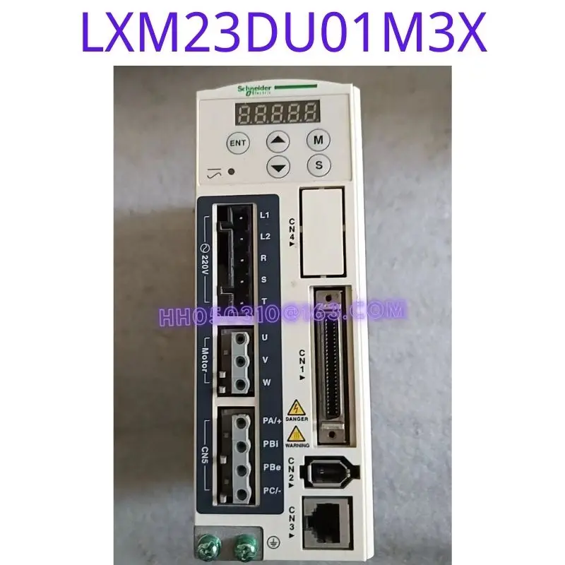 

Подержанный привод LXM23DU01M3X работает должным образом