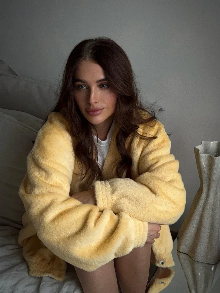 Женский комплект с мини-юбкой желтый Пушистый свитер на пуговицах высокой талией