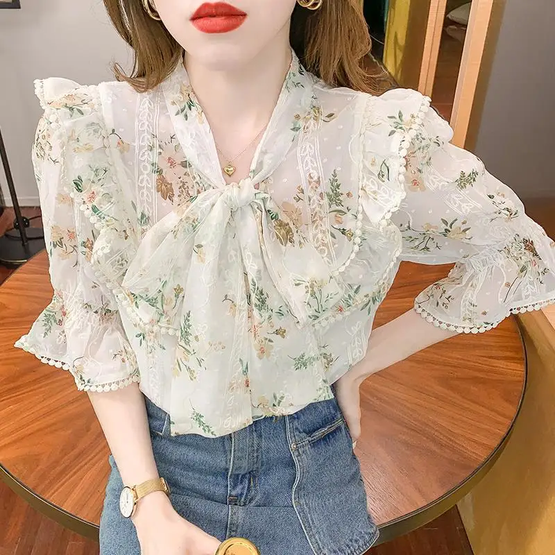 

Casual blouse female 2022 Summer new floral sweet chiffon shirt female lace short sleeve embroidered fashion foreign shirt