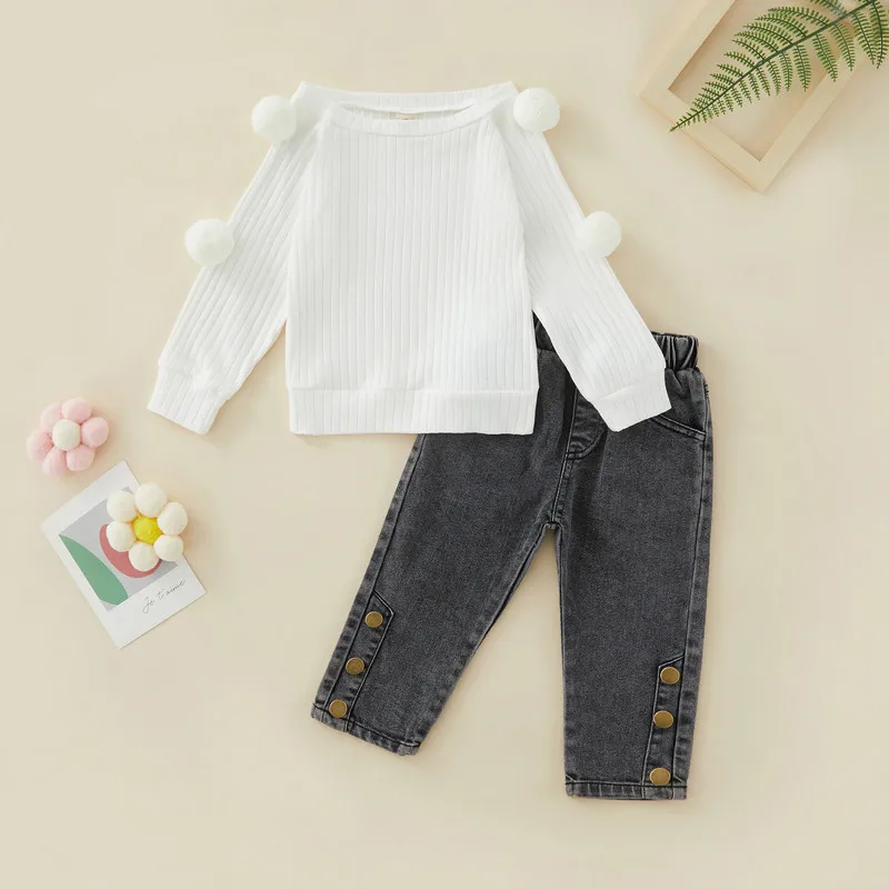 

Одежда для маленьких девочек, комплекты брюк, осенне-зимние топы с длинным рукавом и плюшевые шарики, джинсовые брюки, костюмы для девочек 2023