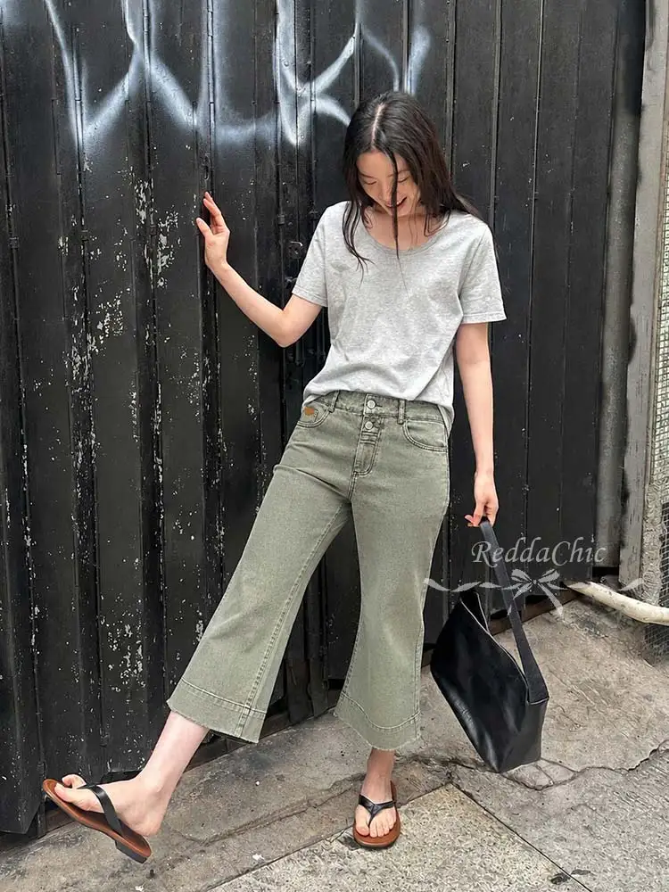 Фото Модные женские укороченные джинсовые шорты REDDACHiC в стиле ретро, корейские, с двумя пуговицами, с эффектом потертости, с высокой талией, джинсовые шорты-бермуды, повседневные, в стиле Y2K, уличная мода №2