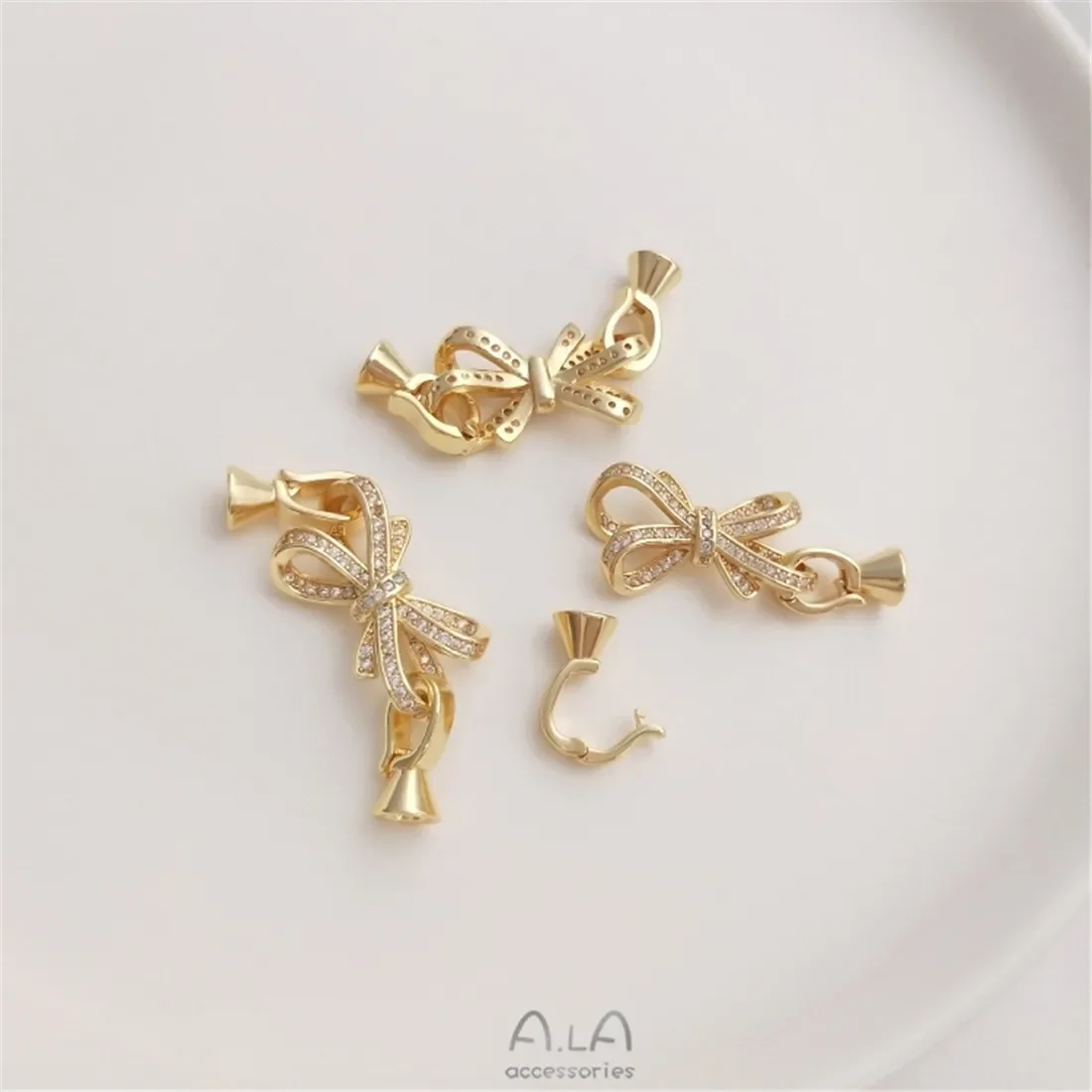 Упаковка из 14-каратного золота с микроинкрустацией цирконом в форме розы