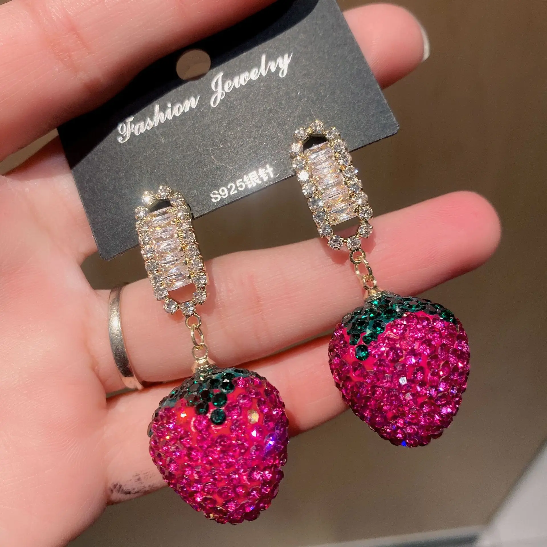 Женские серьги в виде клубники с микро-инкрустацией из циркония высокого