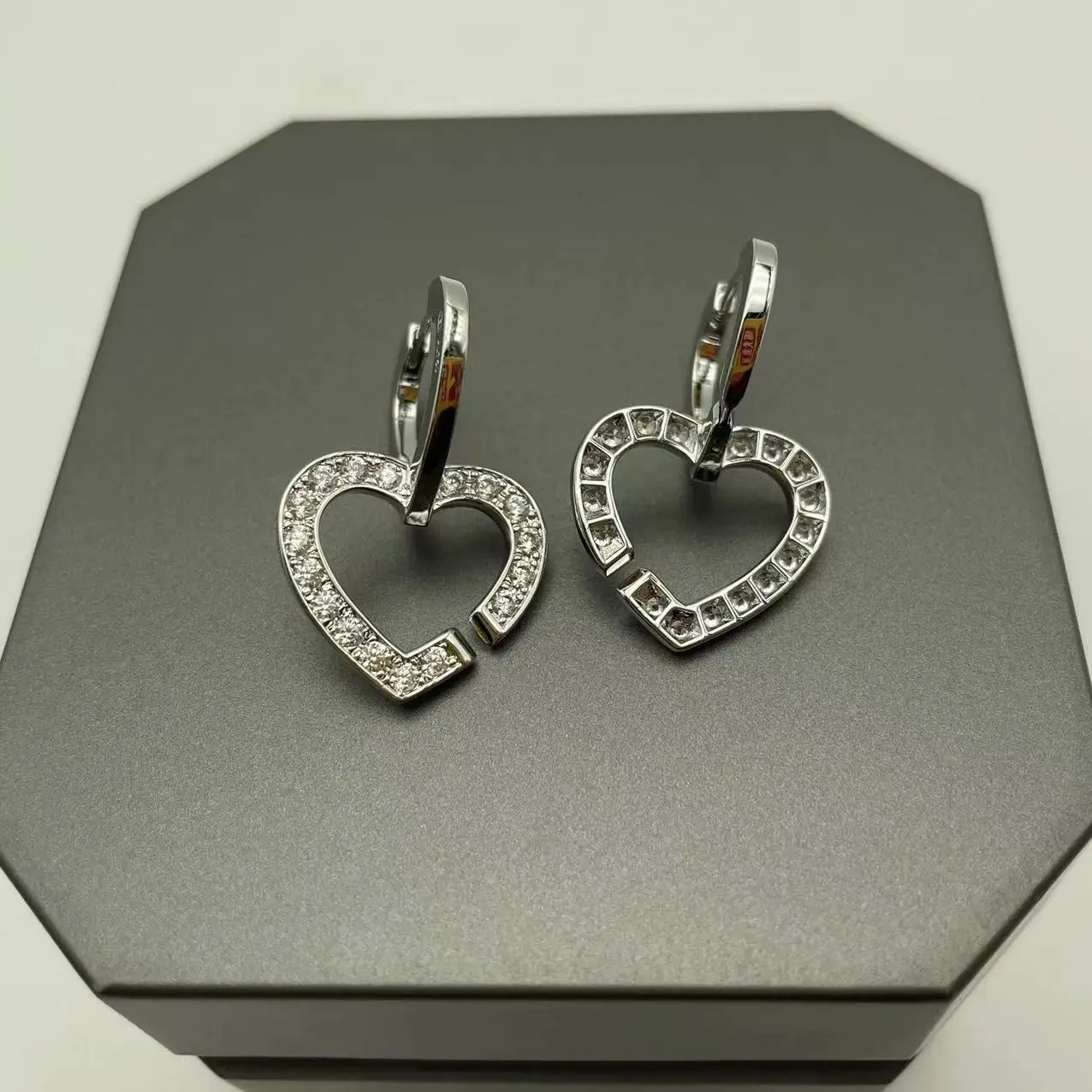 Серьги с бриллиантами из циркония R10 в виде двух ядер