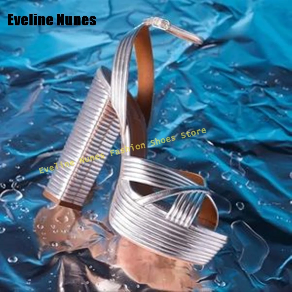 Женские босоножки на блочном каблуке золотого цвета с металлическим блоком