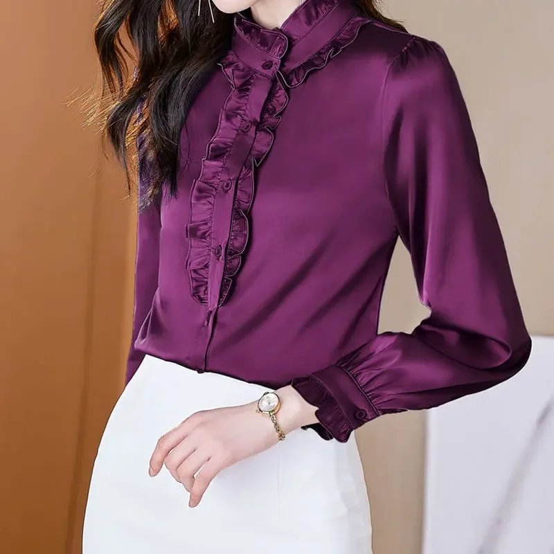 Женская однотонная блузка с воротником-стойкой и оборками осенняя стильная