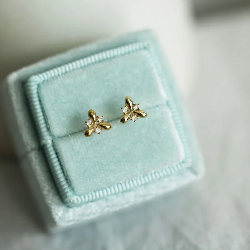 Женские серьги-гвоздики GOLDtutu из цельного золота 9 карат с цветком минимальный