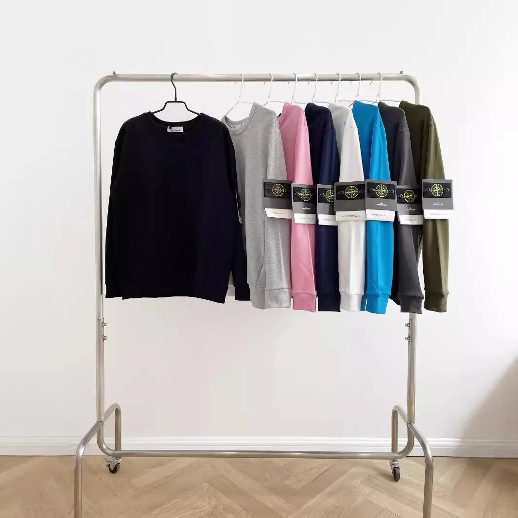 Новый пуловер с круглым вырезом и капюшоном