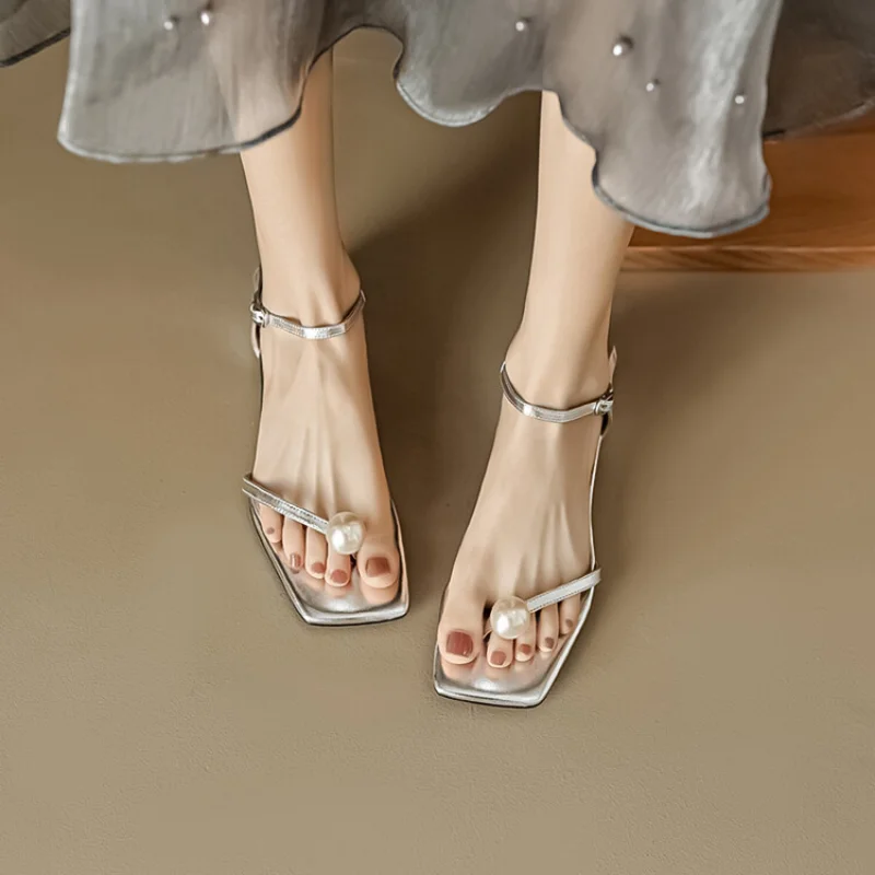 2023 Summer New French Leather Pearl One-line Buckle with Thick Black Square Head Clip Toe Simple Flat Sandals Women 582