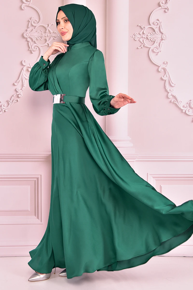 Атласное платье с поясом Изумрудный цвет нева14861
