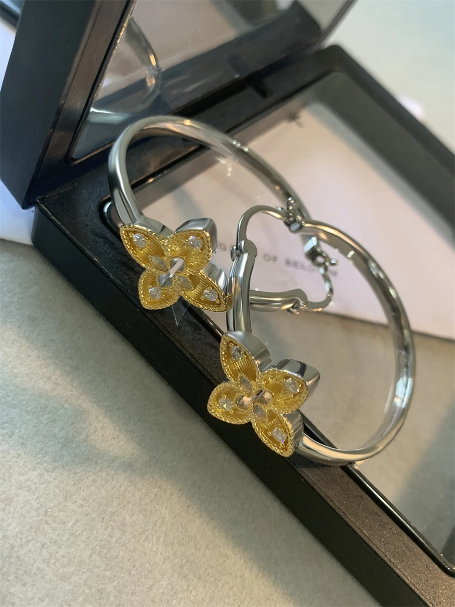 Металлическое большое кольцо для ушей с золотым клевером. Женский дизайн.