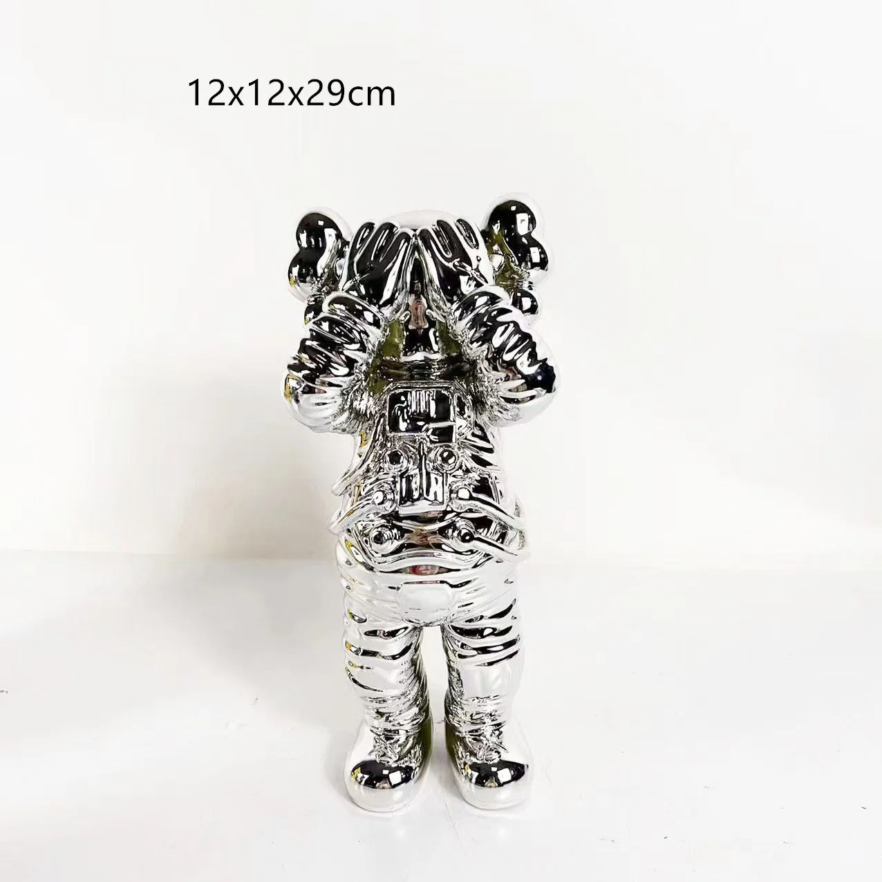 

Минималистичная статуэтка астронавта из полимера