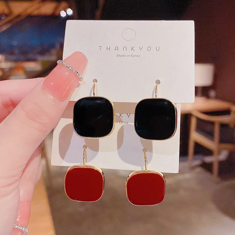 

Korean version of the new fashion temperament dripping oil geometric ear buckle ins tide high-end retro square earrings