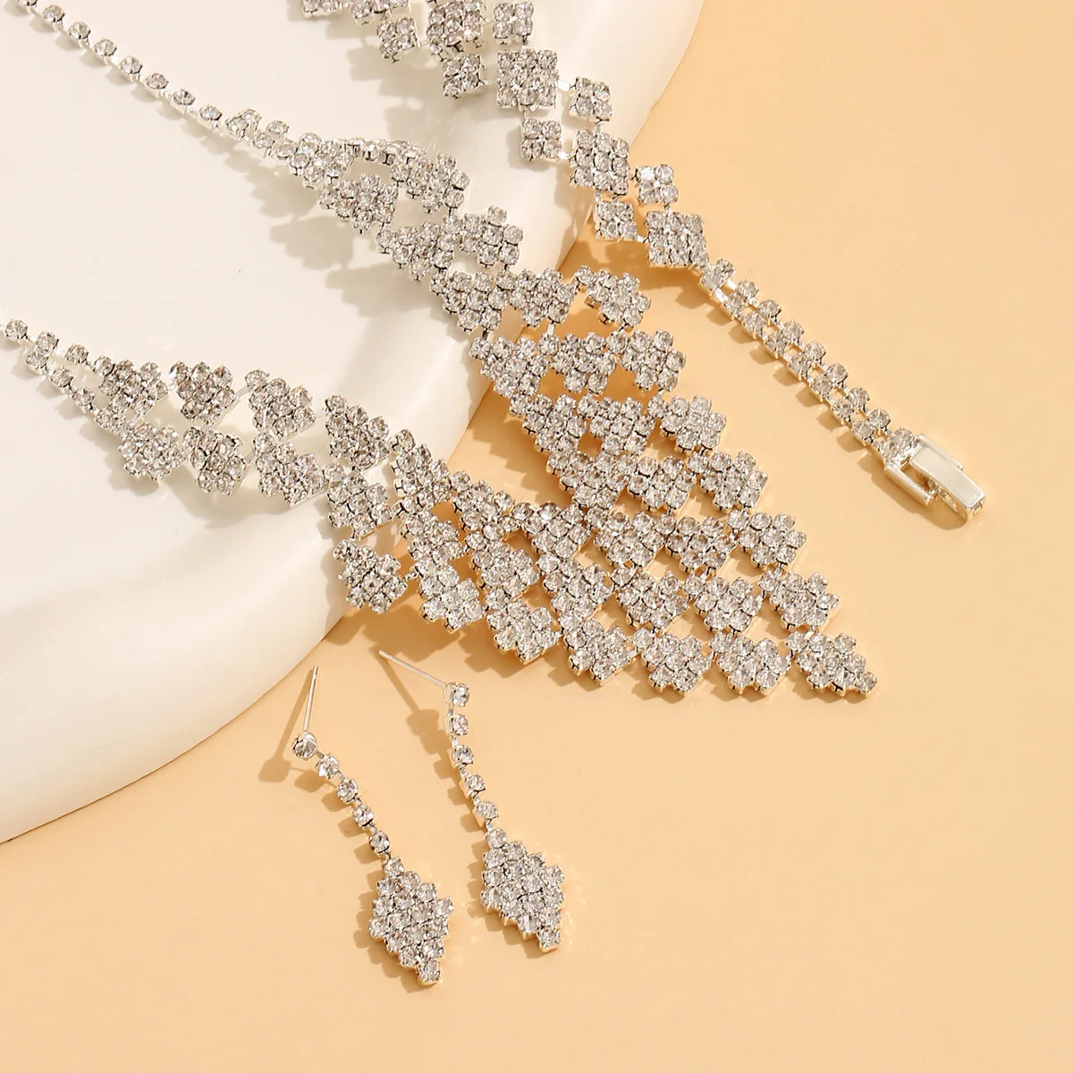 Женский Комплект Ювелирных Изделий 4 Шт. Сверкающее V-образное Ожерелье С