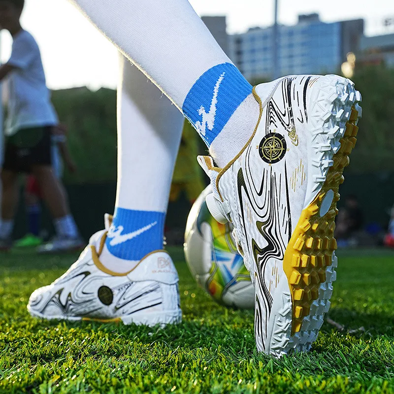 Fashion Knob Light Short Spikes Football Shoes Boy Professional Anti-slip Training Shoes Children Breathable Kids Soccer Shoes