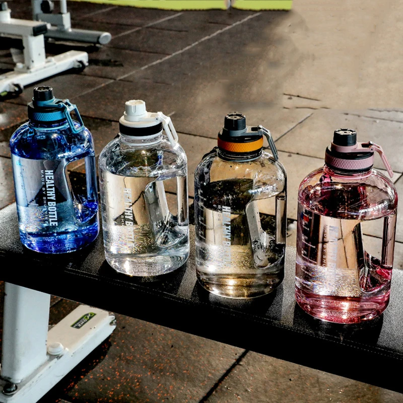 Бутылка для питья объемом 2 л пластиковая ручка уличных занятий фитнесом чайник