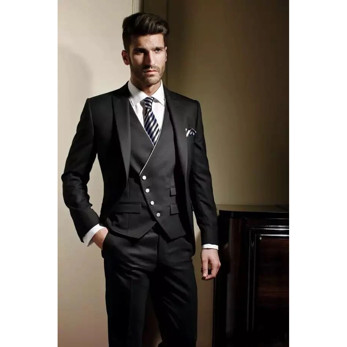 

New Arrival Groomsmen Peak Black Lapel Groom Tuxedos Men Suits Wedding Best Man Blazer (Jacket+Pants+Vest) Trajes De Hombre