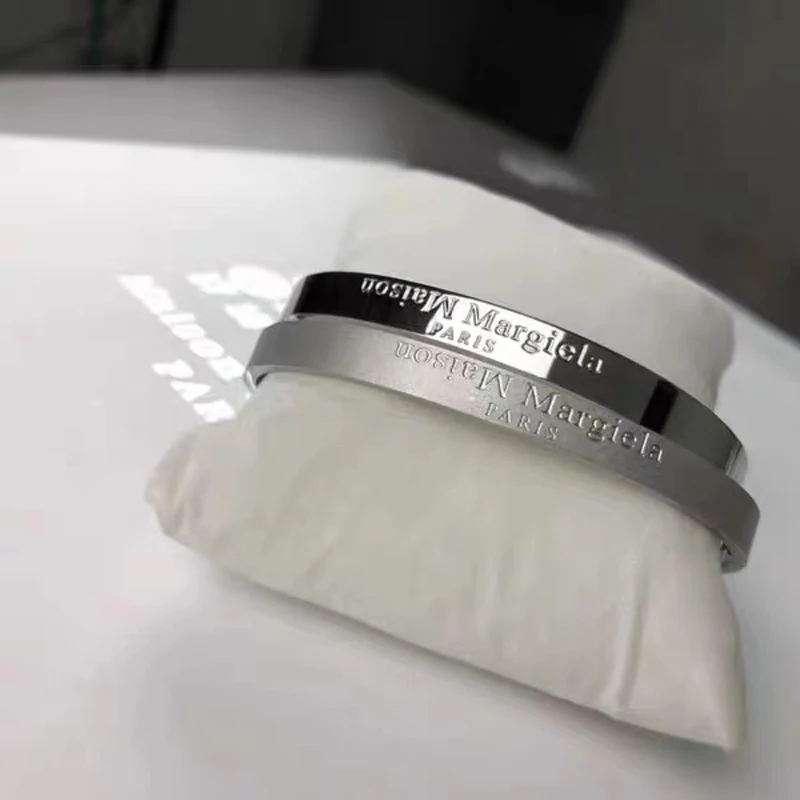 

MM6 Margiela Bangkes Open Mouth Bracelet Men Women Hip Hop Lover Titanium Steel Wristband Accessory Four Seasons Cuff Bracelet