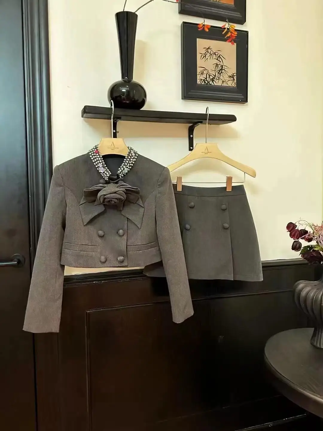 Женский комплект из двух предметов серый и розовый цвет юбка средней длины с