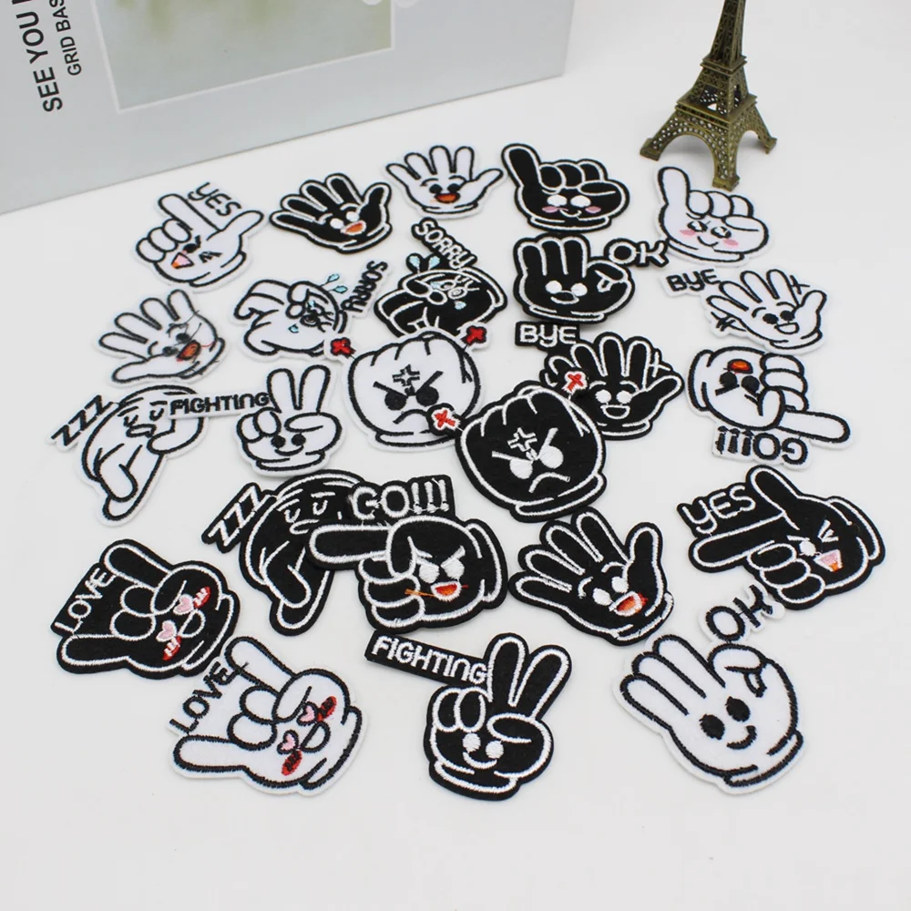 Двенадцать предметов детской одежды наклеенных утюгом для переноса вышитых