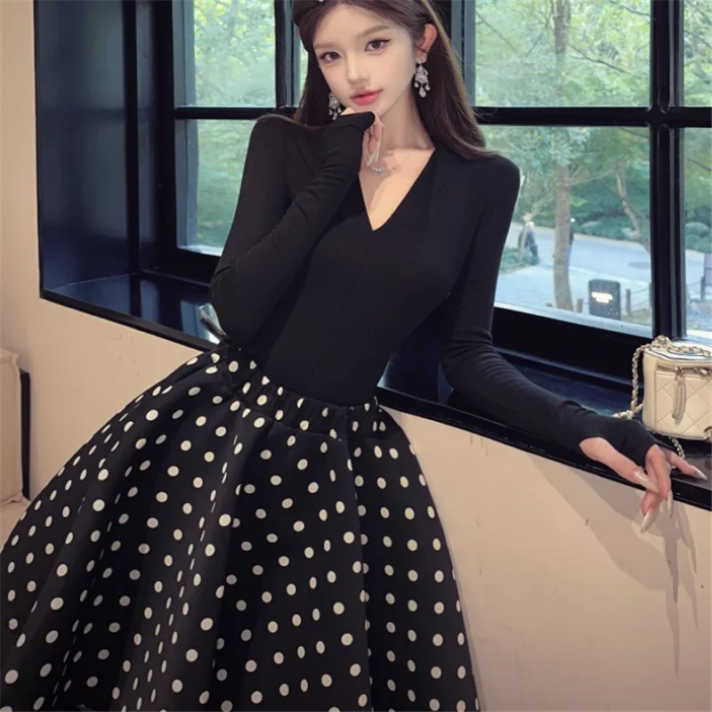 Фото Винтажные черные костюмы Hepburn из 2 предметов, тонкая футболка с v-образным вырезом и длинными рукавами, пышная юбка в горошек с высокой талией, одинаковые комплекты из 2 предметов №5