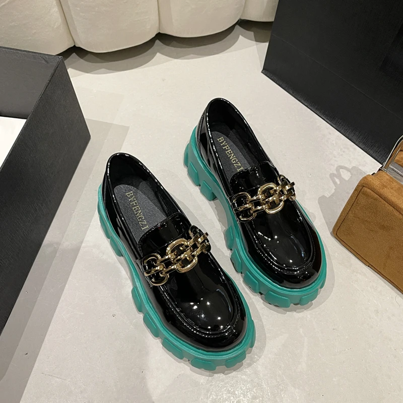 

Брендовые черные, красные весенние женские туфли на платформе, на плоской подошве с цепочкой, дизайнерская повседневная кожаная обувь для о...