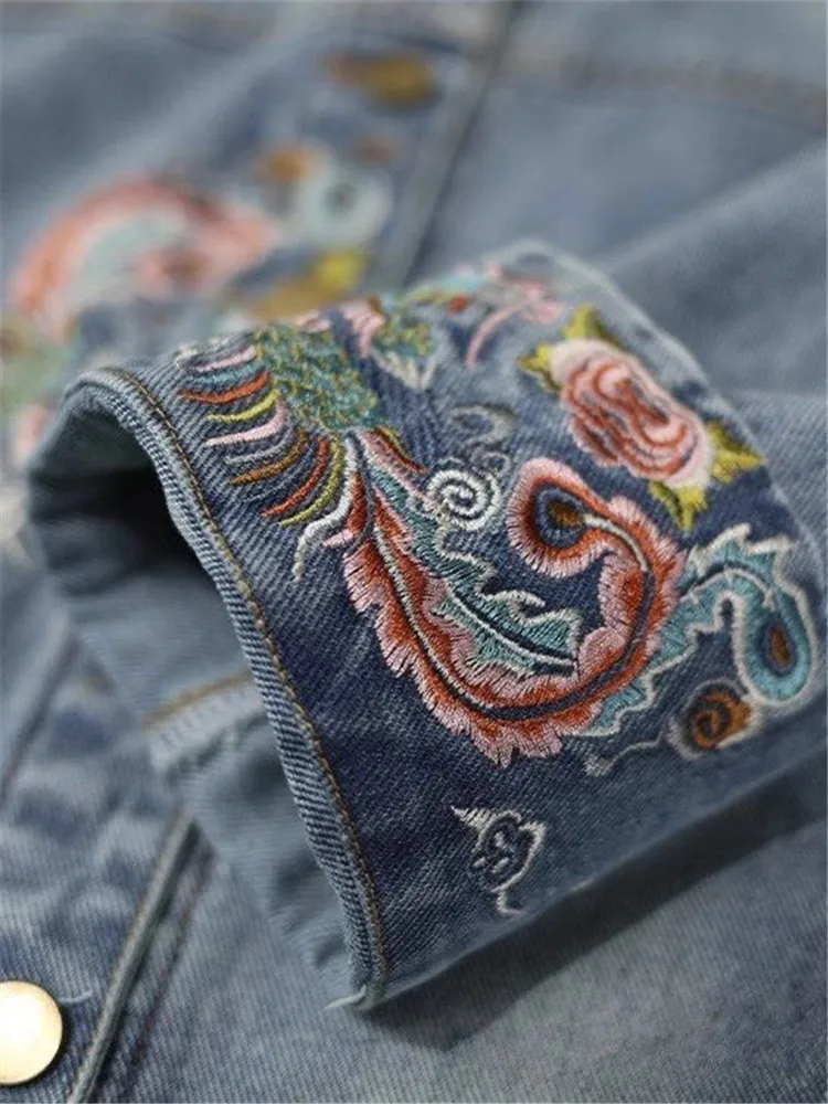 Женская джинсовая куртка с вышивкой и графическим принтом синяя в Корейском