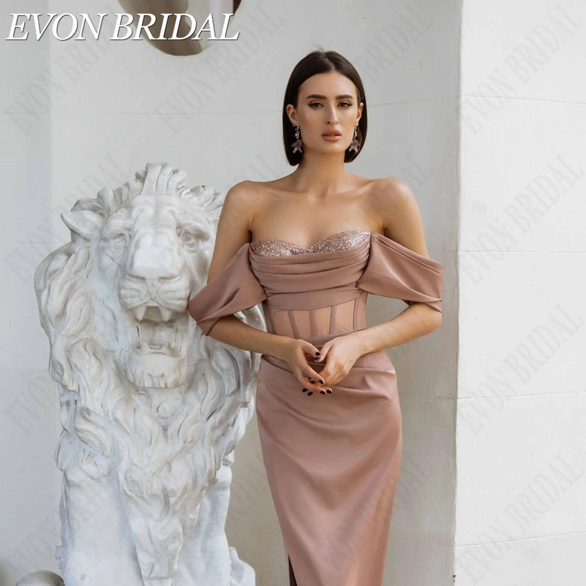 Фото EVON BRIDAL — элегантные атласные платья в стиле «русалка» на выпускной 2026 года, сшитые на заказ; женское платье для гостей свадьбы с открытой спиной, оголенными плечами и рюшами, с корсетом, большие размеры №4