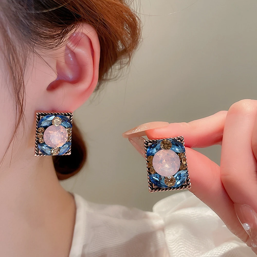 

Retro Luxury Sliver Needle Crystal Square Stud Earrings for Women Fashion Elegant Baroque Earrings Wedding Party Jewelry Gift