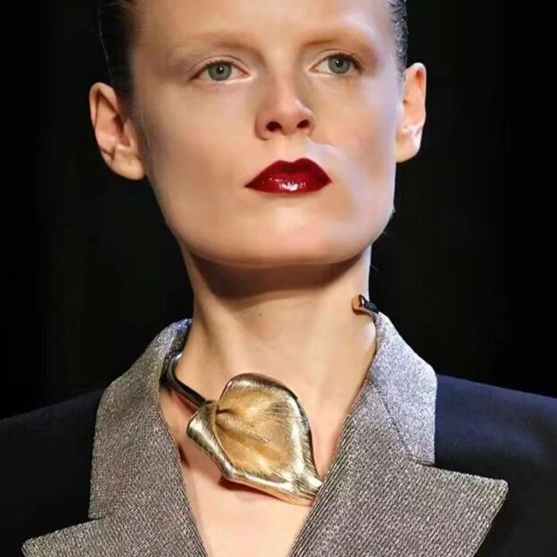 Плиссированное металлическое ожерелье с цветком